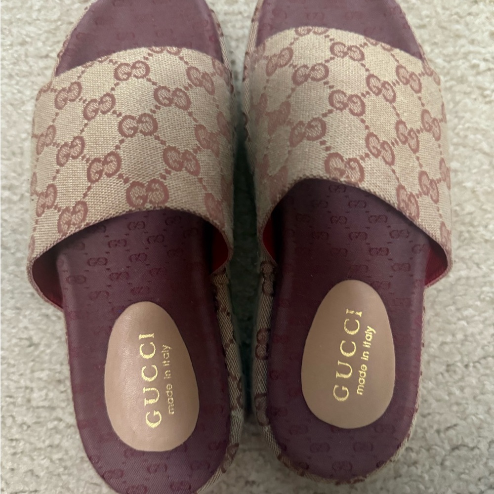 Gucci Cream and Brown Sandals with Signature Monogram